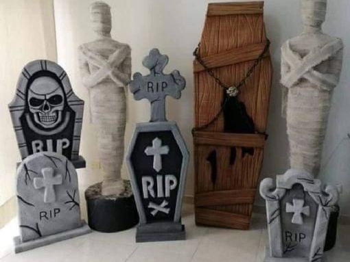 Un grupo de lápidas y ataúdes están sentados sobre una mesa.