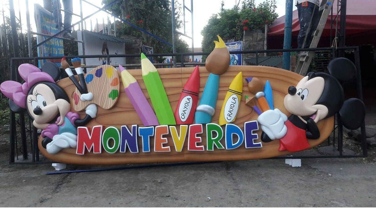 Un cartel que dice Monteverde con Mickey Mouse y Minnie Mouse.