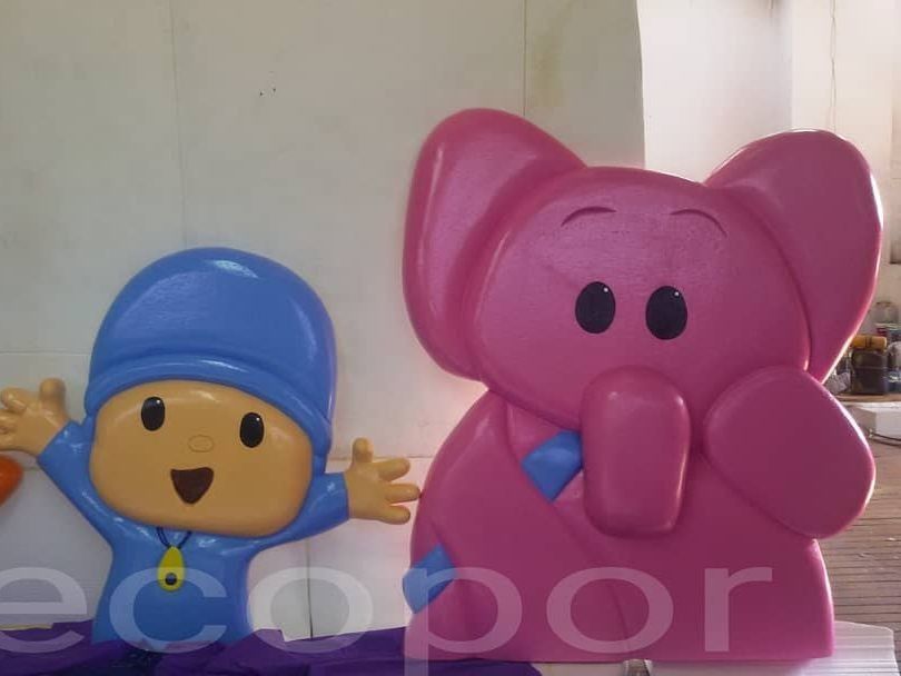 Un elefante rosa está parado junto a un Pocoyo azul.