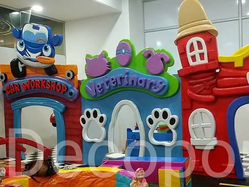 Un consultorio veterinario inflable con un pingüino encima.
