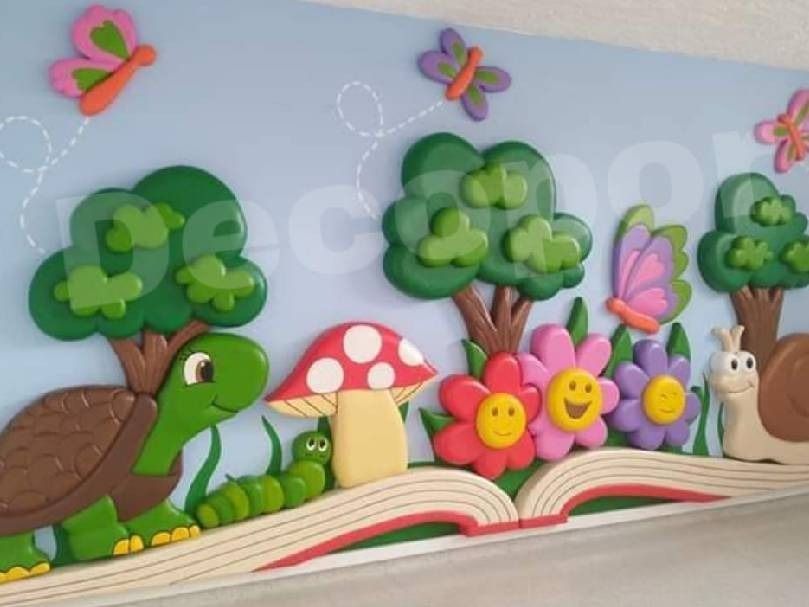 Una pared con una tortuga, hongos, flores y mariposas.