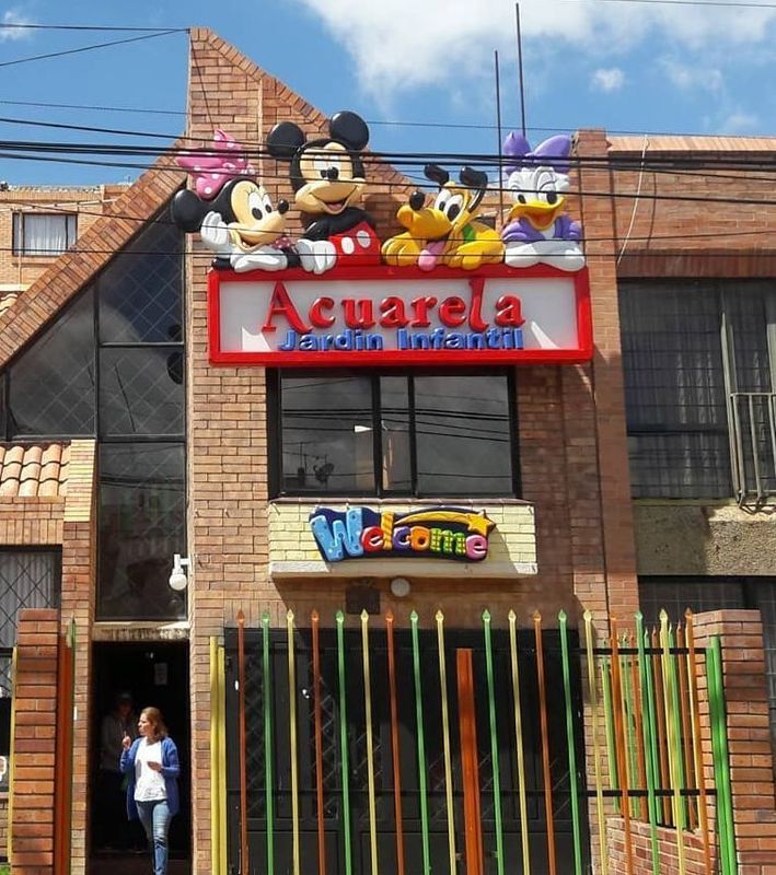 Un edificio con un cartel que dice acuarela.