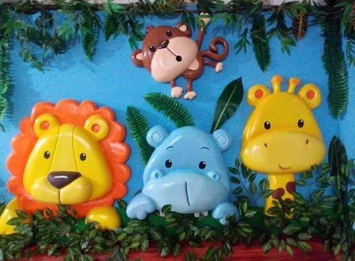 Un león, un hipopótamo, una jirafa y un mono están sobre un fondo azul.