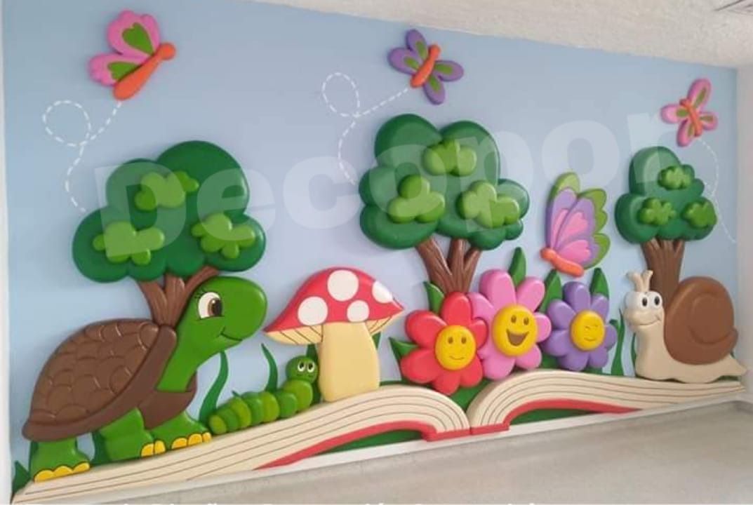 Una pared con una tortuga, hongos, flores y mariposas.