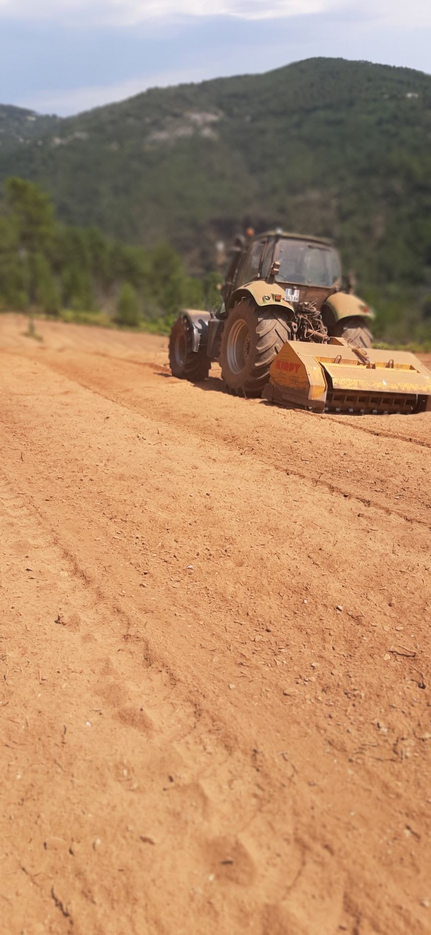 Tracteur qui compacte la terre