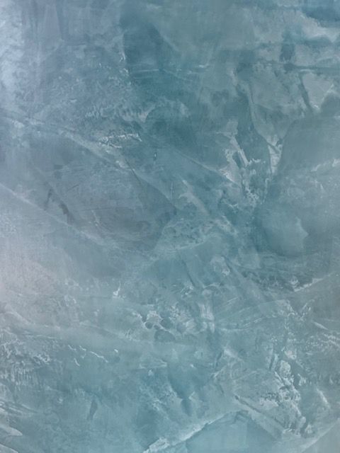 Blaue Wand in Schieferoptik