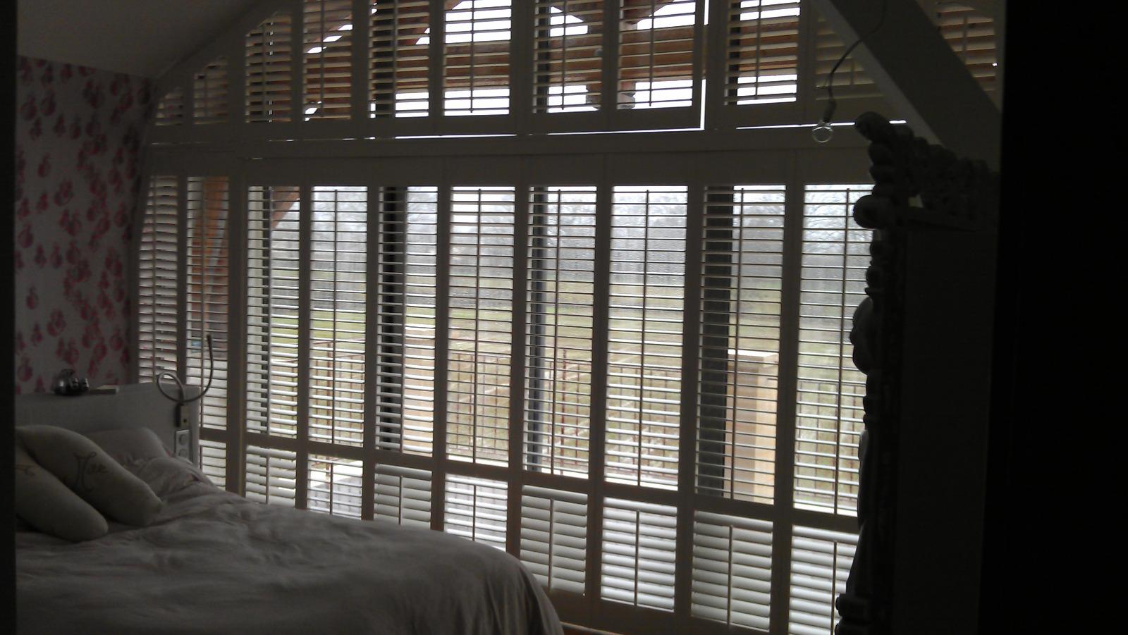 Persiennes intérieures style colonial | Menuiserie Delort Agencement Dordogne