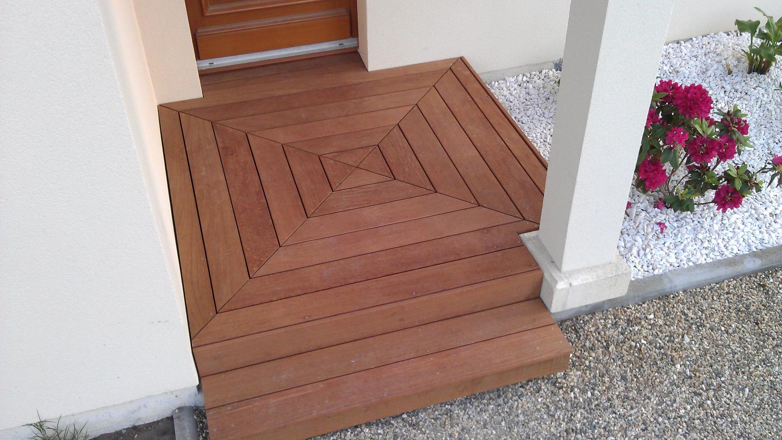 Terrasse bois en mélèze devant la porte d'entrée | Menuiserie Delort Agencement Dordogne