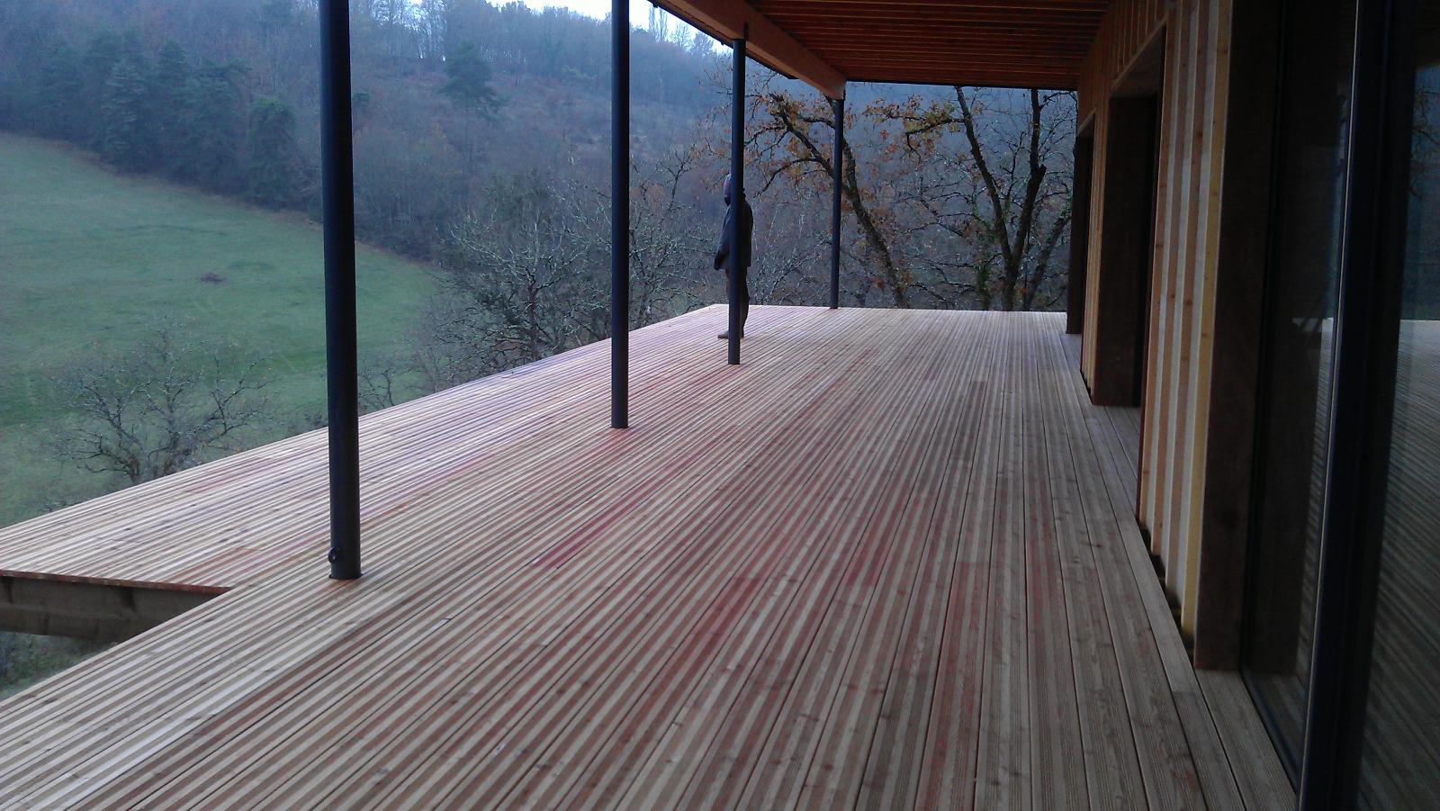 Pose d'un platelage de terrasse en mèléze de Syberie à Sergeac | Menuiserie Delort Agencement Dordogne