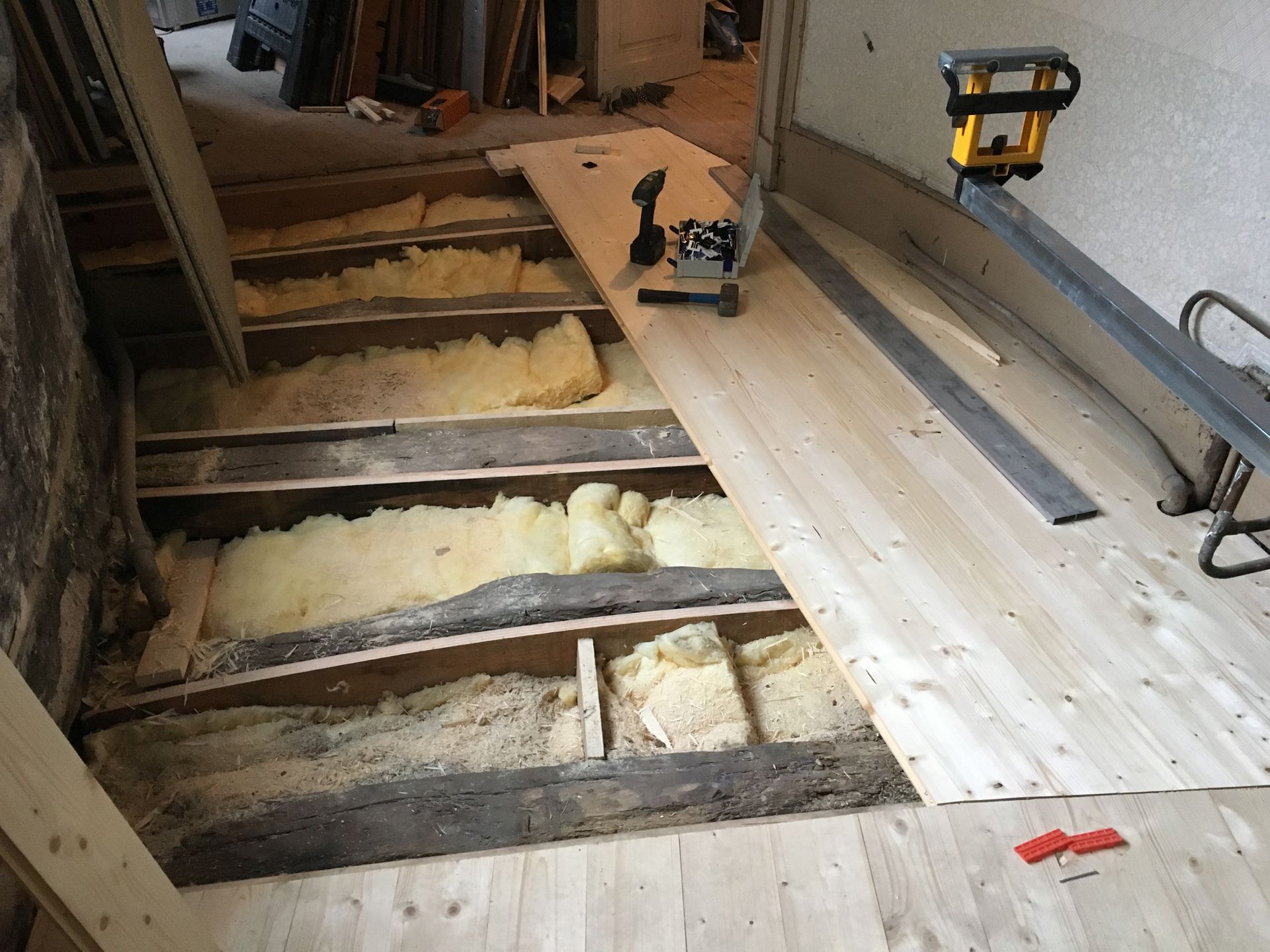 Rénovation d'un plancher pose de parquet massif en sapin à Montignac | Menuiserie Delort Agencement Dordogne