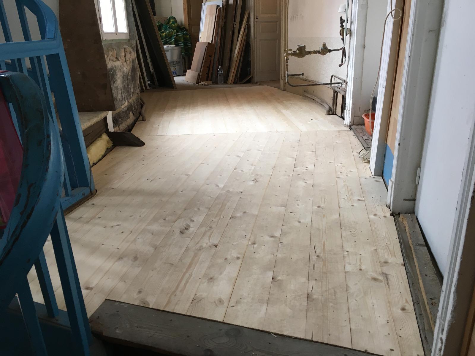 Rénovation d'un plancher pose de parquet massif en sapin | Menuiserie Delort Agencement Dordogne