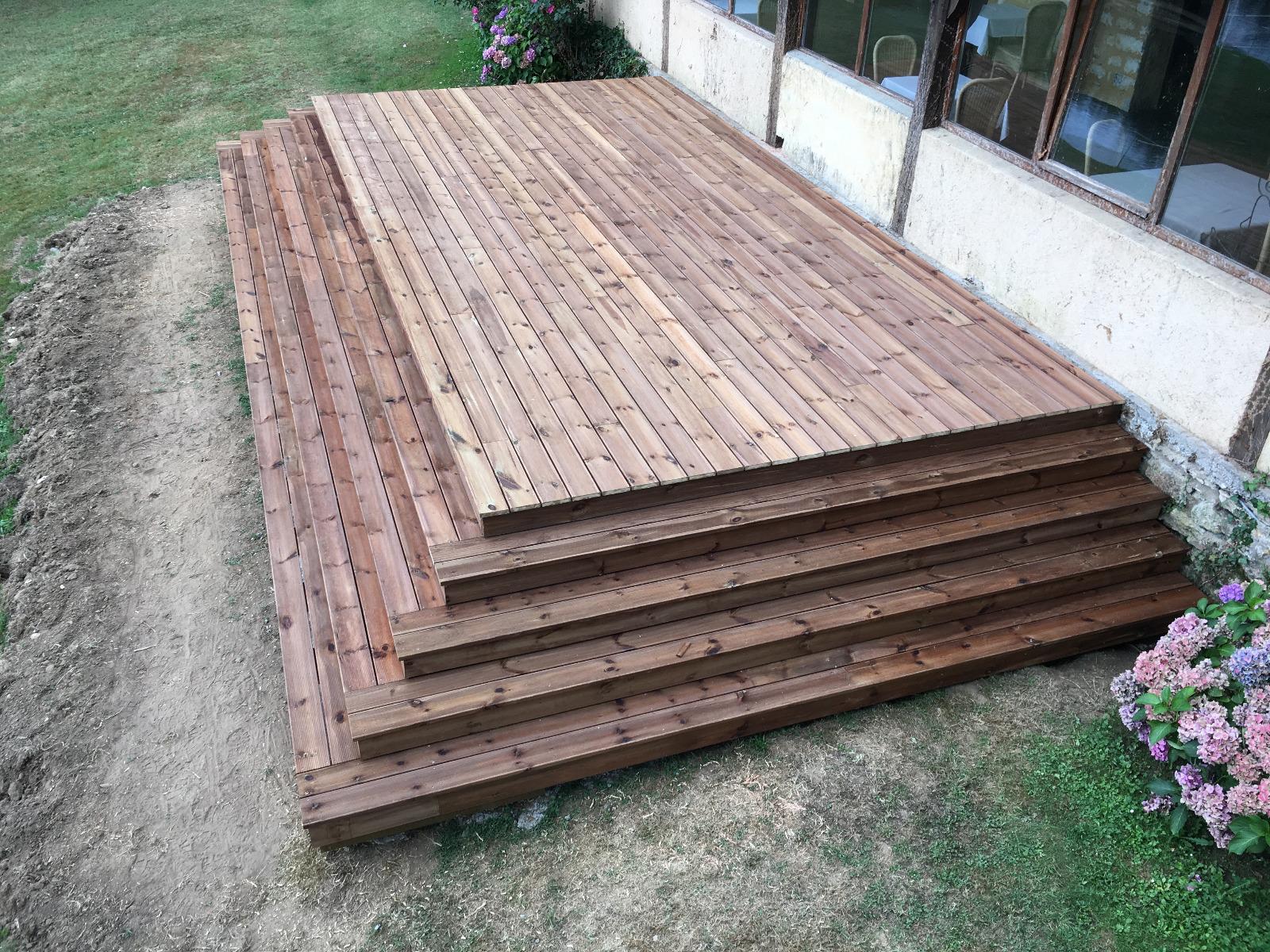 Terrasse bois en sapin traitée par pigmentation | Menuiserie Delort Agencement Dordogne