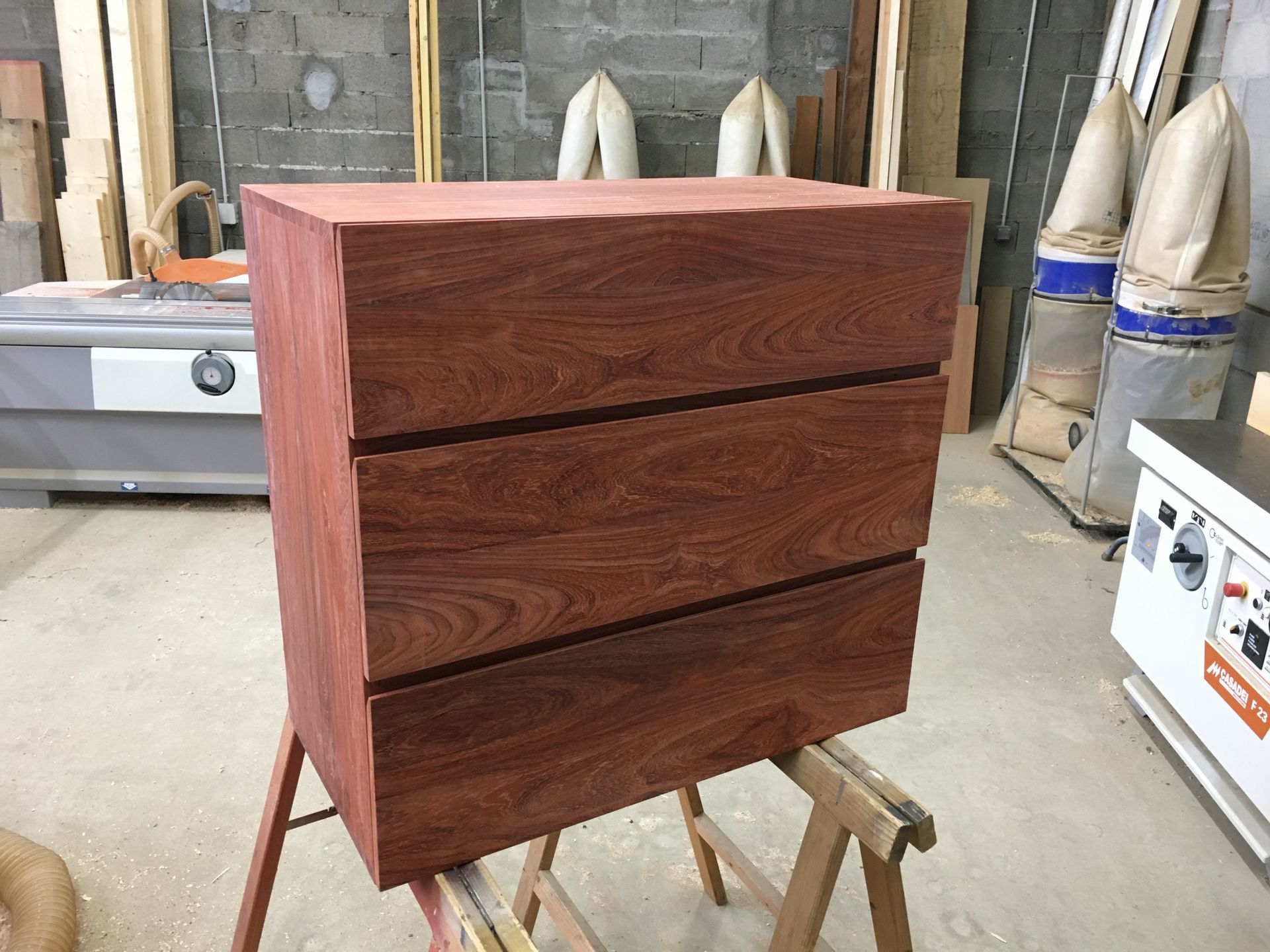 Création d'une commode en bois dans l'atelier | Menuiserie Delort Agencement Dordogne