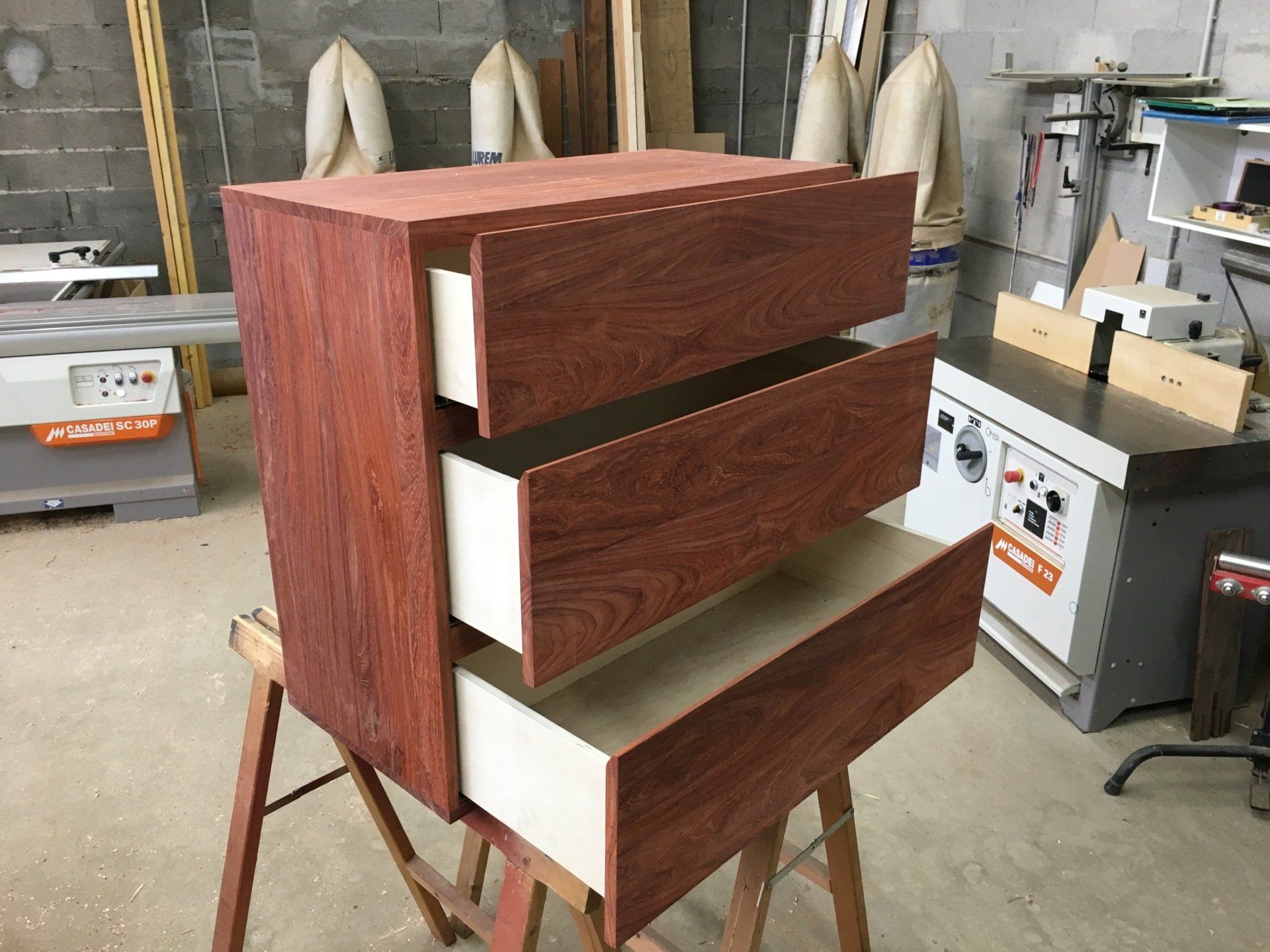 Meuble pour SDB en Padouk | Menuiserie Delort Agencement Dordogne