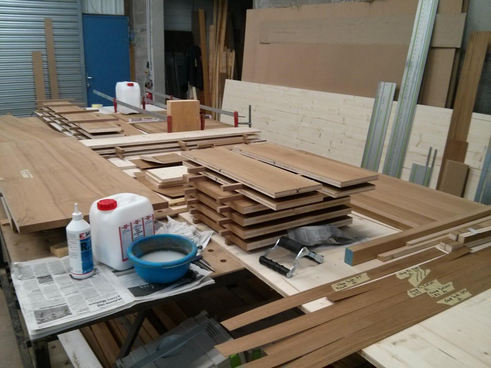 Préparation des placages pour une bibliothèque à Montignac | Menuiserie Delort Agencement Dordogne