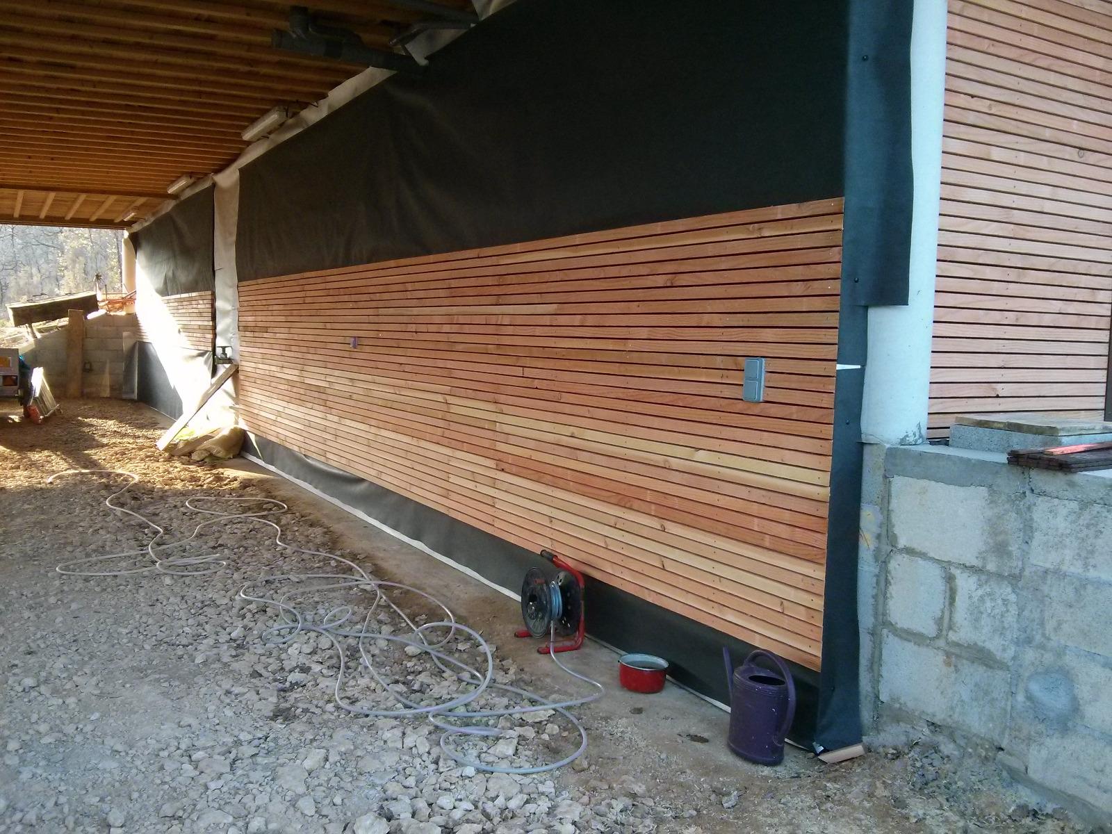 Pose d'un bardage à claire voie en Douglas à Sergeac | Menuiserie Delort Agencement Dordogne