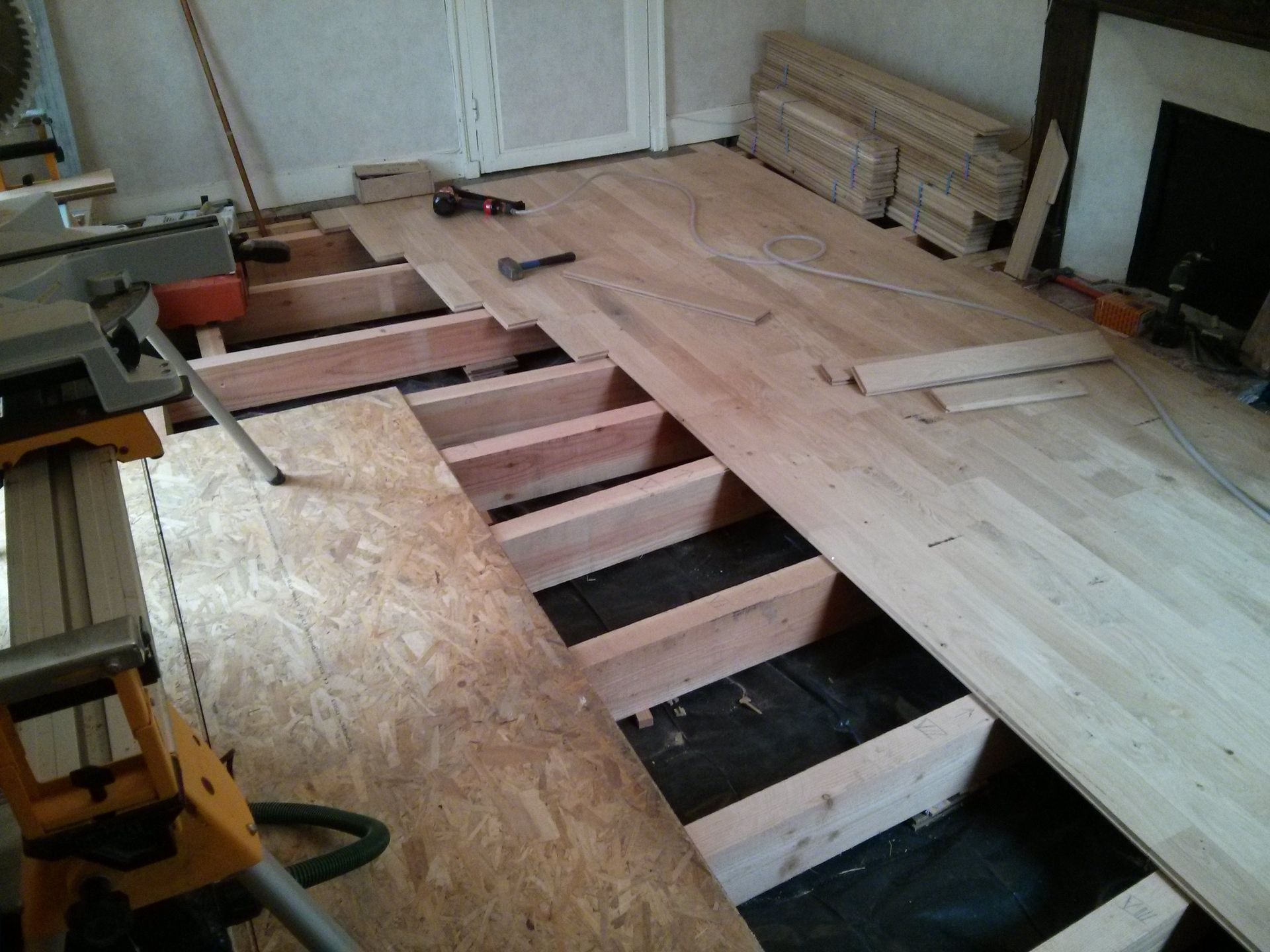 Solivage de plancher dans une périgourdine parquet chêne massif cloué | Menuiserie Delort Agencement Dordogne