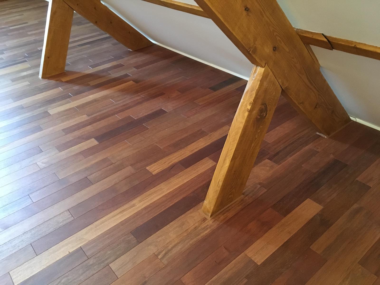 Pose d'un parquet colé en Merbau à Sarlat | Menuiserie Delort Agencement Dordogne