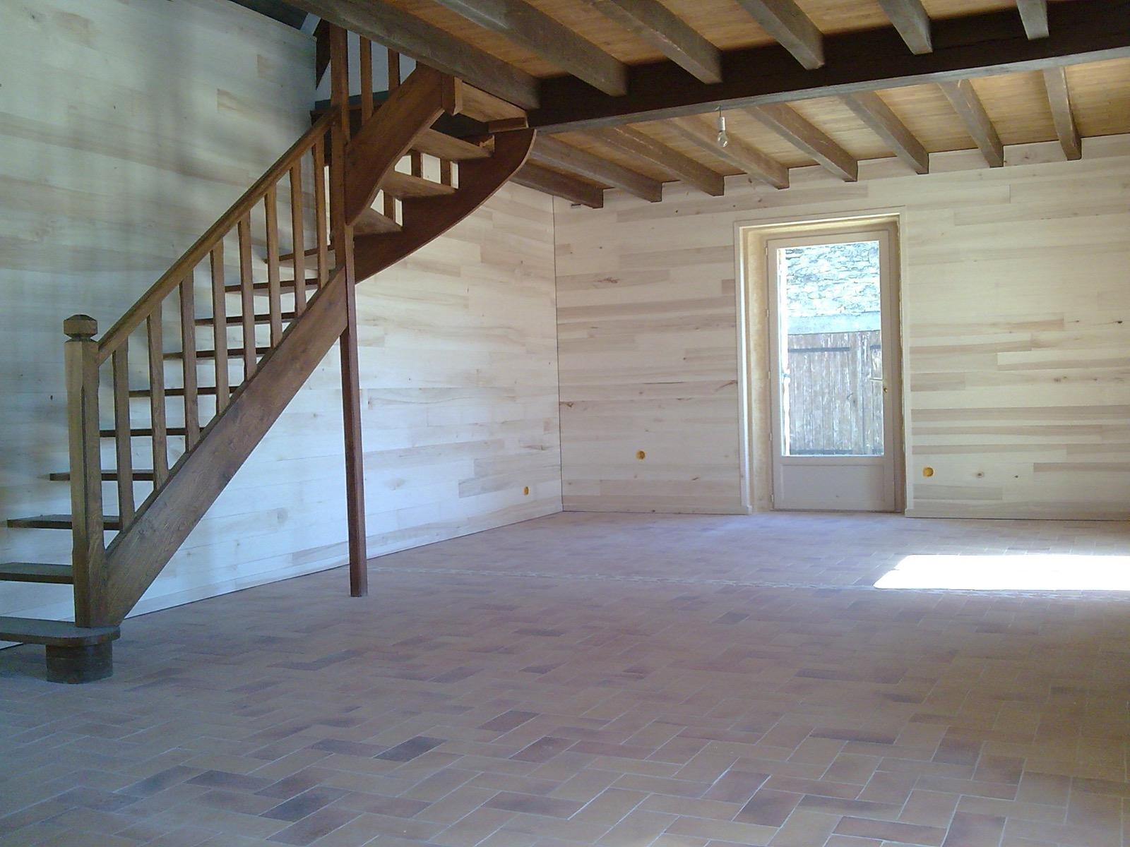 Lambris en peuplier massif avec escaliers - Sarlat | Menuiserie Delort Agencement Dordogne