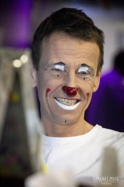 Un homme avec un visage de clown peint sur son visage