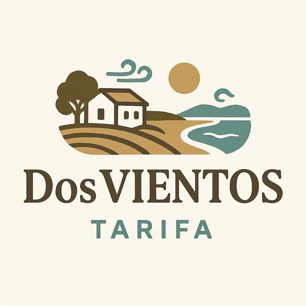 Logotipo de Dos Vientos Tarifa: casa en la colina, sol, océano, remolinos de viento. Colores marrón, beige y azul.