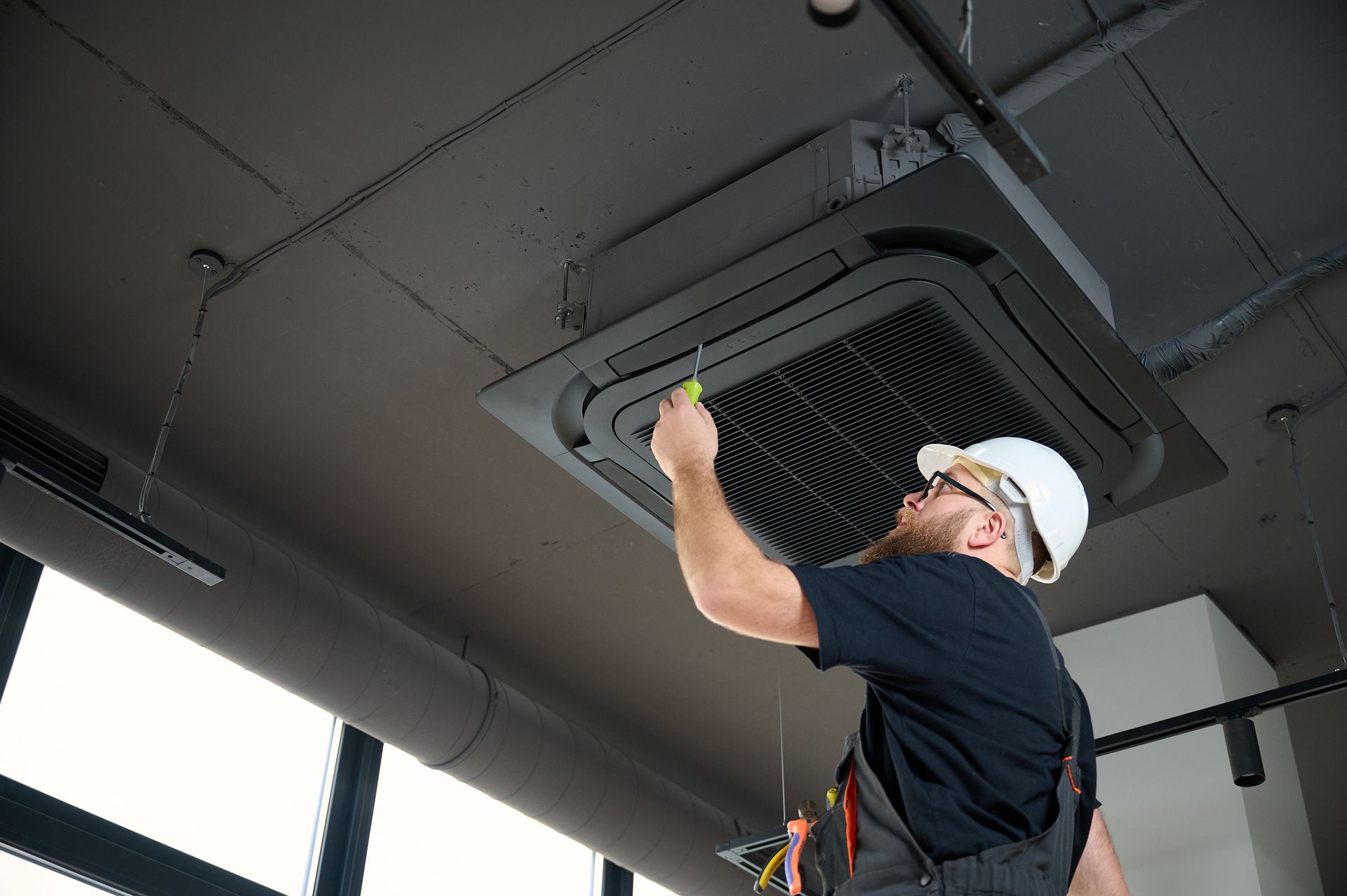 Une climatisation de plafond noire