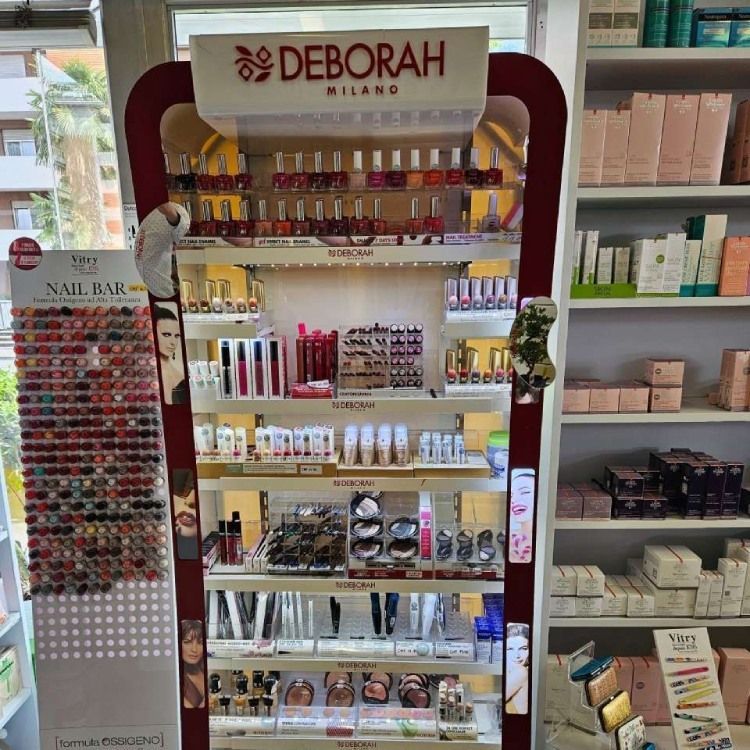 Esposizione di cosmetici di marca