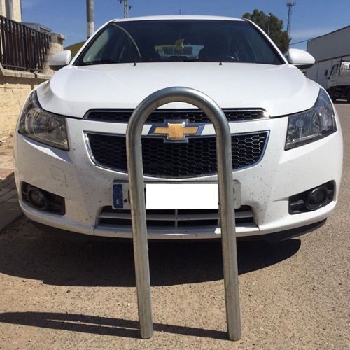 Un Chevrolet blanco está estacionado al costado de la carretera.