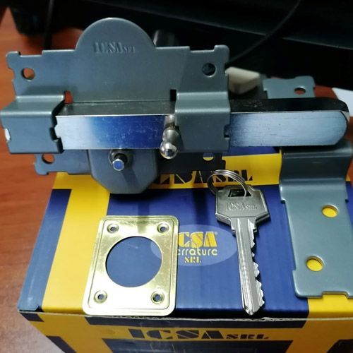 Hay una llave encima de una caja que dice CSA.