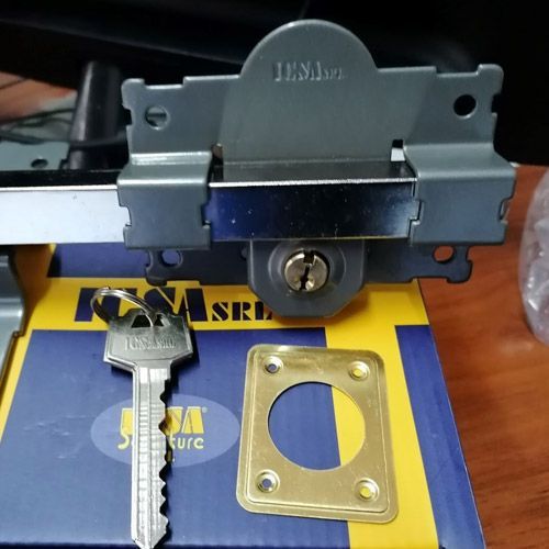 Una llave está encima de una caja que dice cisa