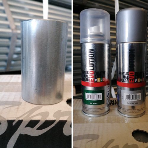 Dos latas de pintura en aerosol de aluminio están una al lado de la otra.