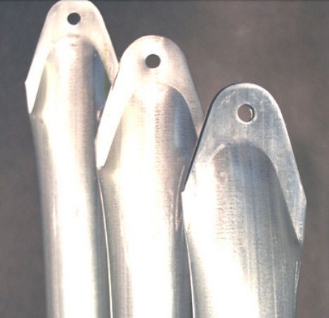 Un primer plano de tres postes de metal con agujeros.