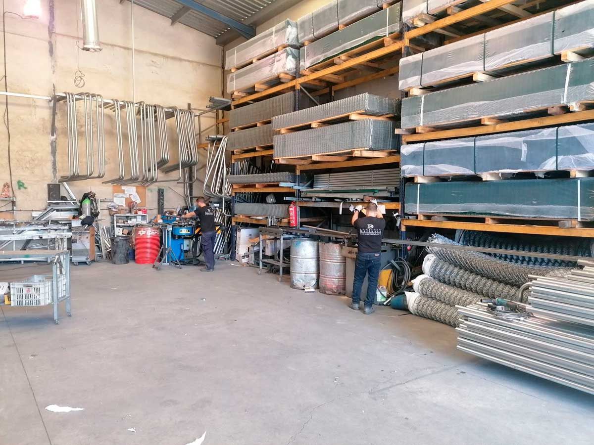 Un gran almacén lleno de muchas piezas de metal.