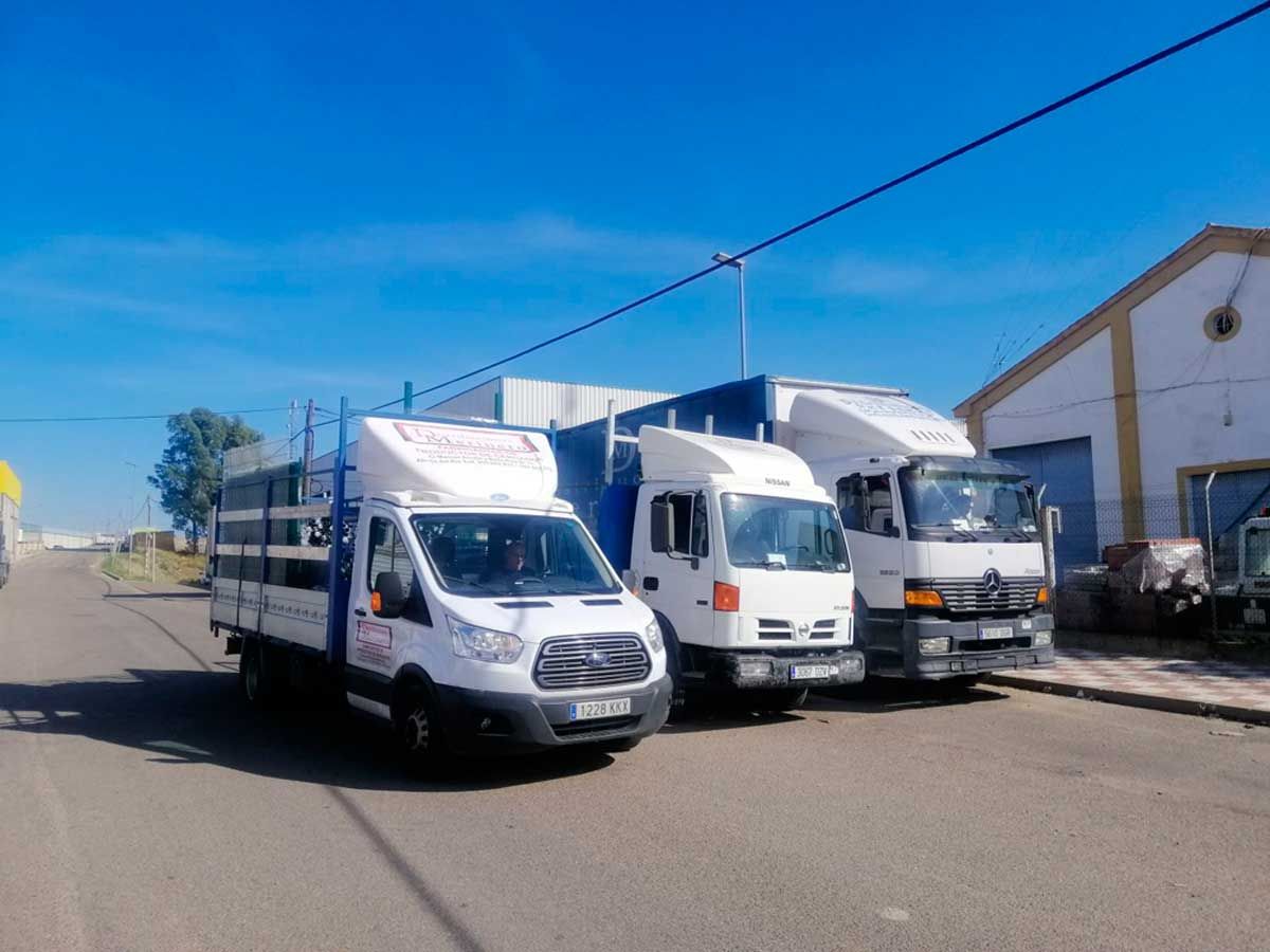 Una fila de camiones estacionados al costado de la carretera