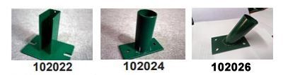 Tres piezas de metal verde con los números 102022, 102024 y 102026 en ellas