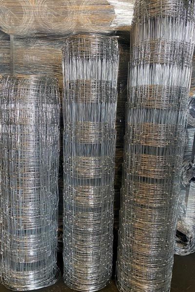 Un montón de rollos de alambre para cercas se apilan uno encima del otro.