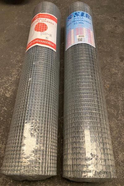 Dos rollos de malla de alambre están uno al lado del otro sobre una mesa.