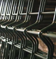 Un primer plano de una fila de sillas de metal colocadas una al lado de la otra.