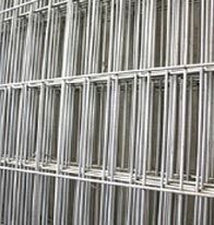 Un primer plano de una cerca de alambre de acero inoxidable.