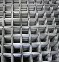 Un primer plano de una pila de malla de alambre de acero inoxidable.