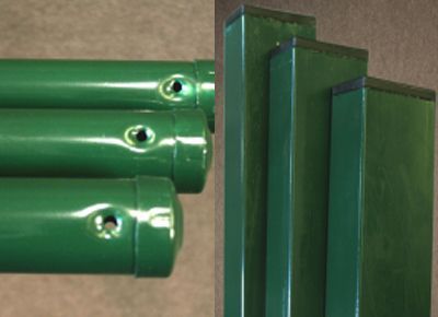Un par de tubos verdes con agujeros están uno al lado del otro sobre una mesa.