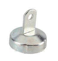 Una tapa de metal con un agujero en el medio sobre un fondo blanco.