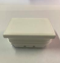 Una caja de plástico blanca está colocada encima de una superficie blanca.