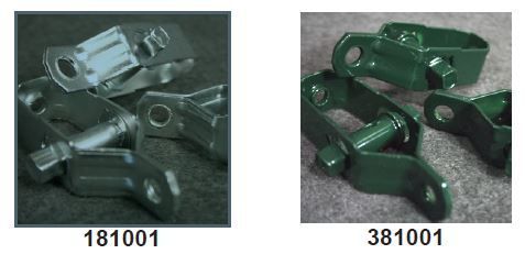 Un montón de piezas de metal verde están colocadas una al lado de la otra sobre una mesa.