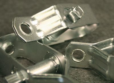 Un primer plano de un montón de piezas de metal sobre una mesa.