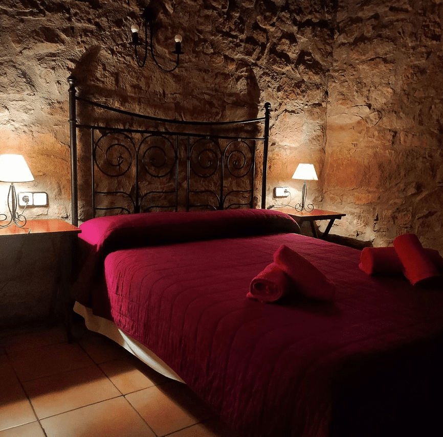 Un dormitorio con una cama y dos lámparas.