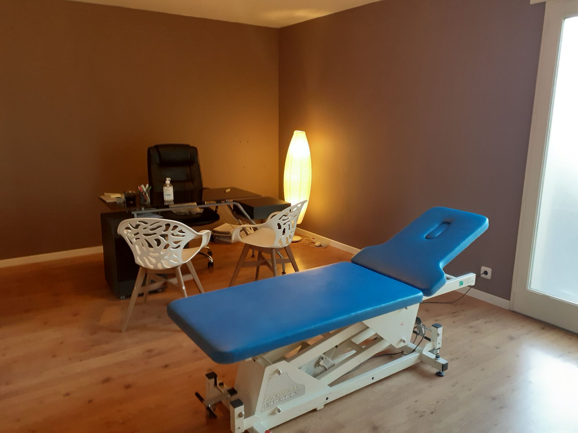 Un bureau et un lit de soin