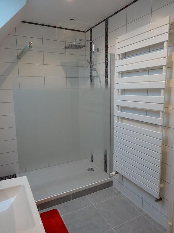 Salle de bains avec douche
