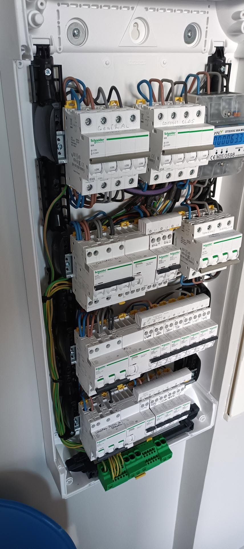 Armoire électrique de commande ouverte, avec des rangées de disjoncteurs et des câbles à l’intérieur d’un boîtier métallique