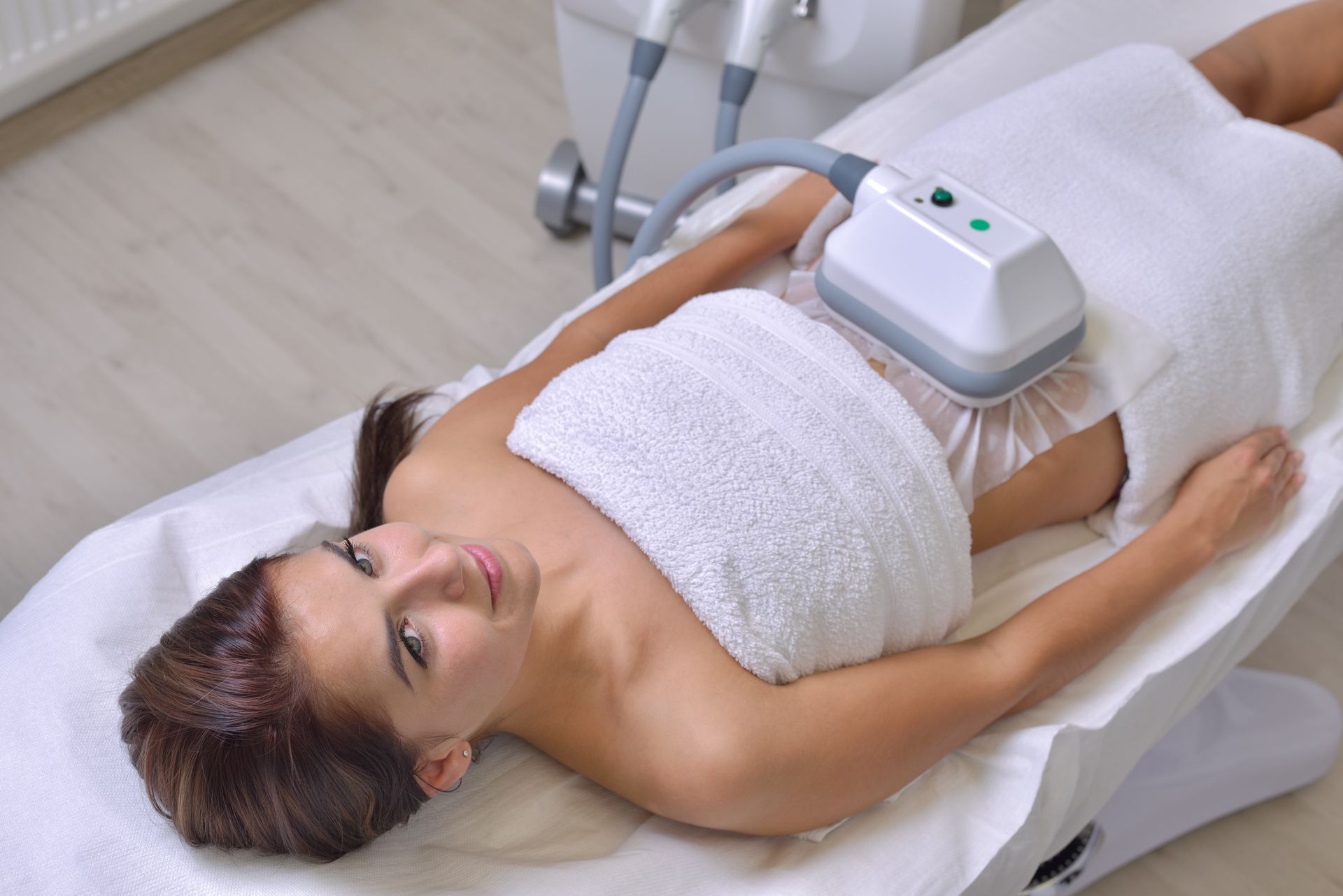 Une personne effectuant un soin de cryolipolyse.